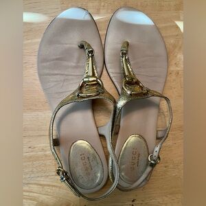 Gucci women’s gold metallic leather thong flat sandal size 7.5